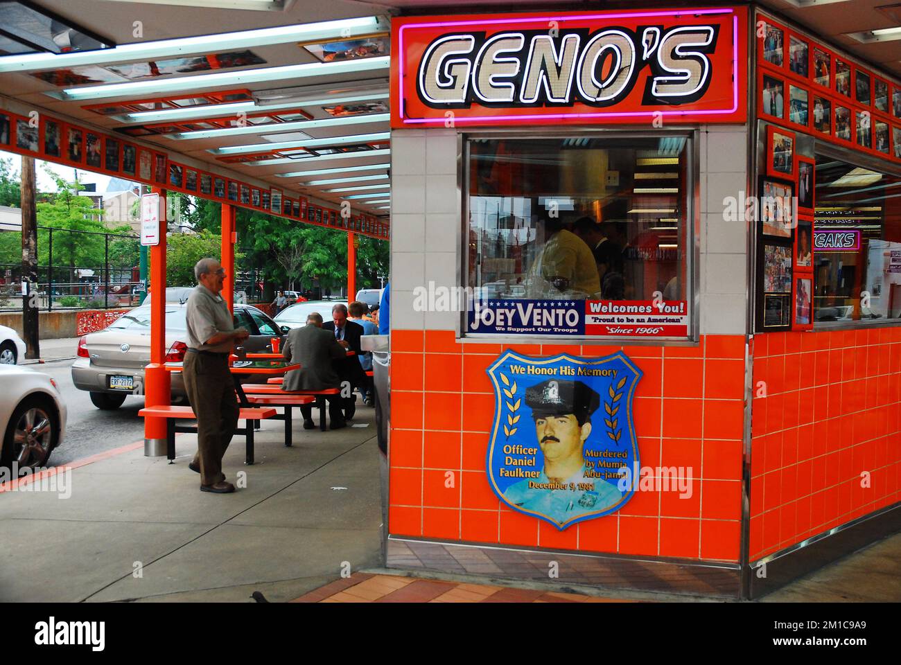 Un mémorial à un policier tué dans l'exercice de ses fonctions est suspendu sur le mur des steaks de Geno, un célèbre stand de cheesesteak dans le sud de Philadelphie Banque D'Images