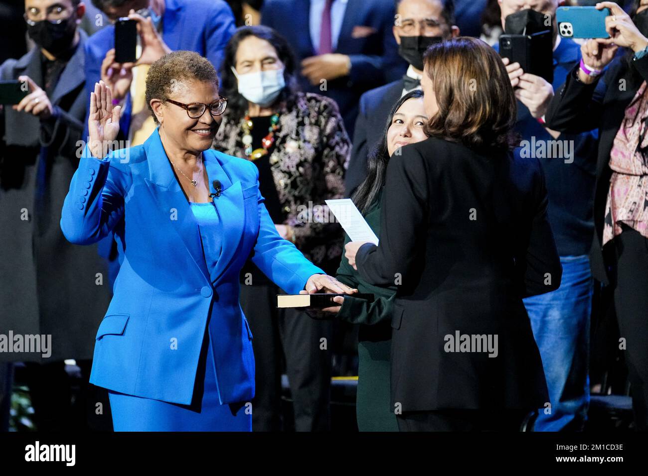 Los Angeles, États-Unis. 11th décembre 2022. Karen Bass, maire de Los Angeles, en Californie, est assermentée par le vice-président Kamala Harris lors d'une cérémonie inaugurale à Los Angeles, en Californie, dimanche, à 11 décembre 2022. Bass, membre du Congrès à six mandats, a été élu le mois dernier comme première femme et deuxième maire noir de Los Angeles sur une plate-forme qui a souligné ses débuts en tant qu'organisatrice communautaire et son expérience en tant que législateur vétéran à Sacramento et Washington. Photo par Eric Thayer/UPI crédit: UPI/Alay Live News Banque D'Images