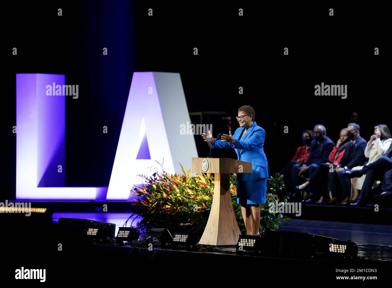 Los Angeles, États-Unis. 11th décembre 2022. Karen Bass, maire de Los Angeles, en Californie, parle lors d'une cérémonie inaugurale à Los Angeles, en Californie, dimanche, à 11 décembre 2022. Bass, membre du Congrès à six mandats, a été élu le mois dernier comme première femme et deuxième maire noir de Los Angeles sur une plate-forme qui a souligné ses débuts en tant qu'organisatrice communautaire et son expérience en tant que législateur vétéran à Sacramento et Washington. Photo par Eric Thayer/UPI crédit: UPI/Alay Live News Banque D'Images