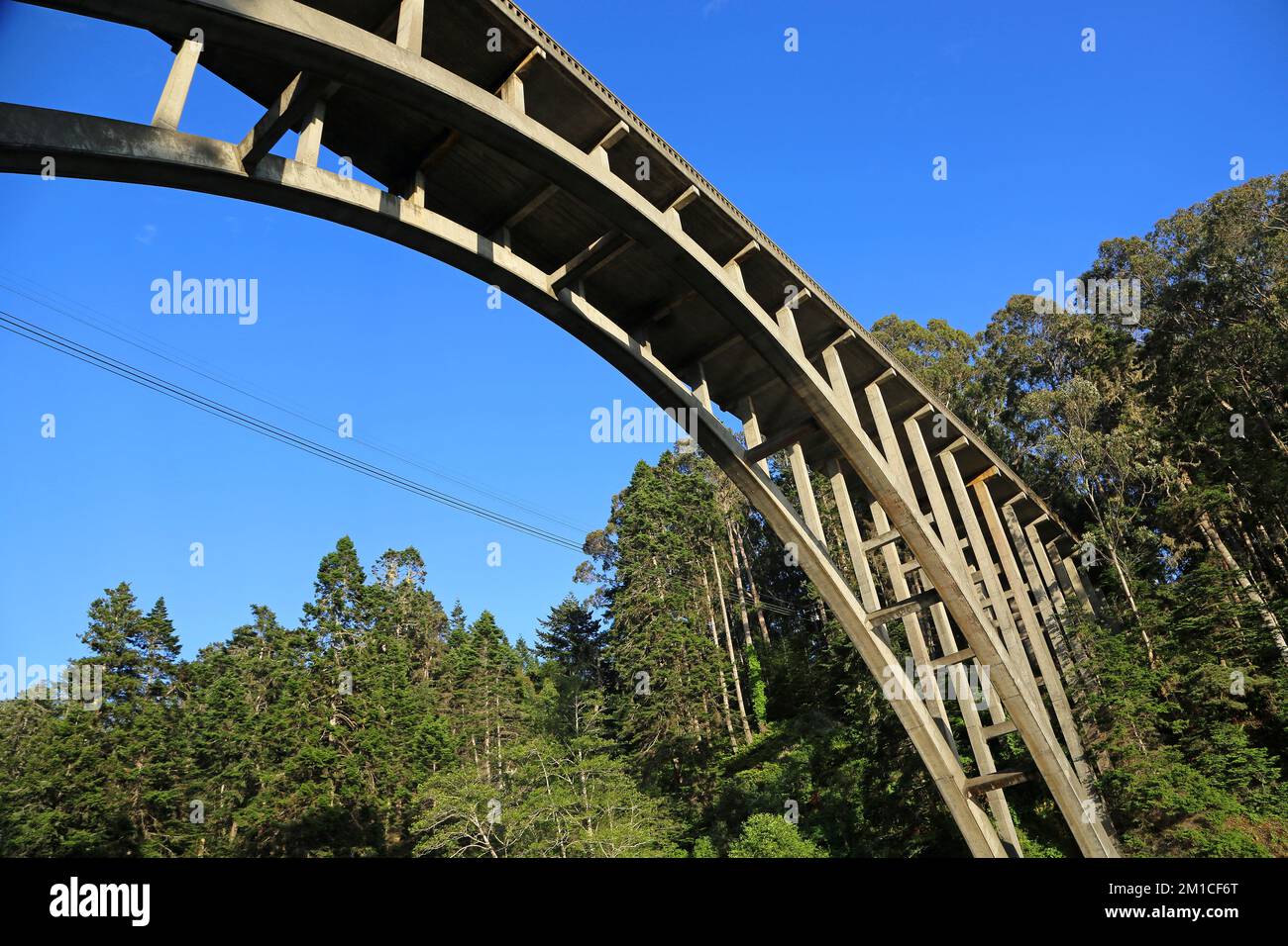 Vue sur le pont de la rivière russe - Californie Banque D'Images