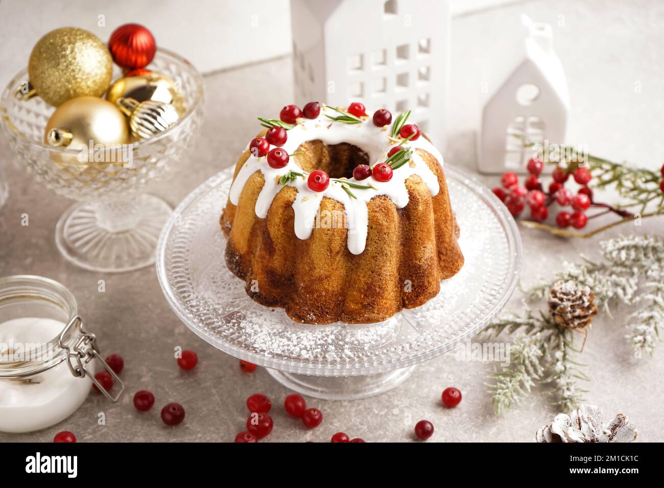 Assiette à dessert avec gâteau de Noël savoureux et décorations sur table  légère Photo Stock - Alamy