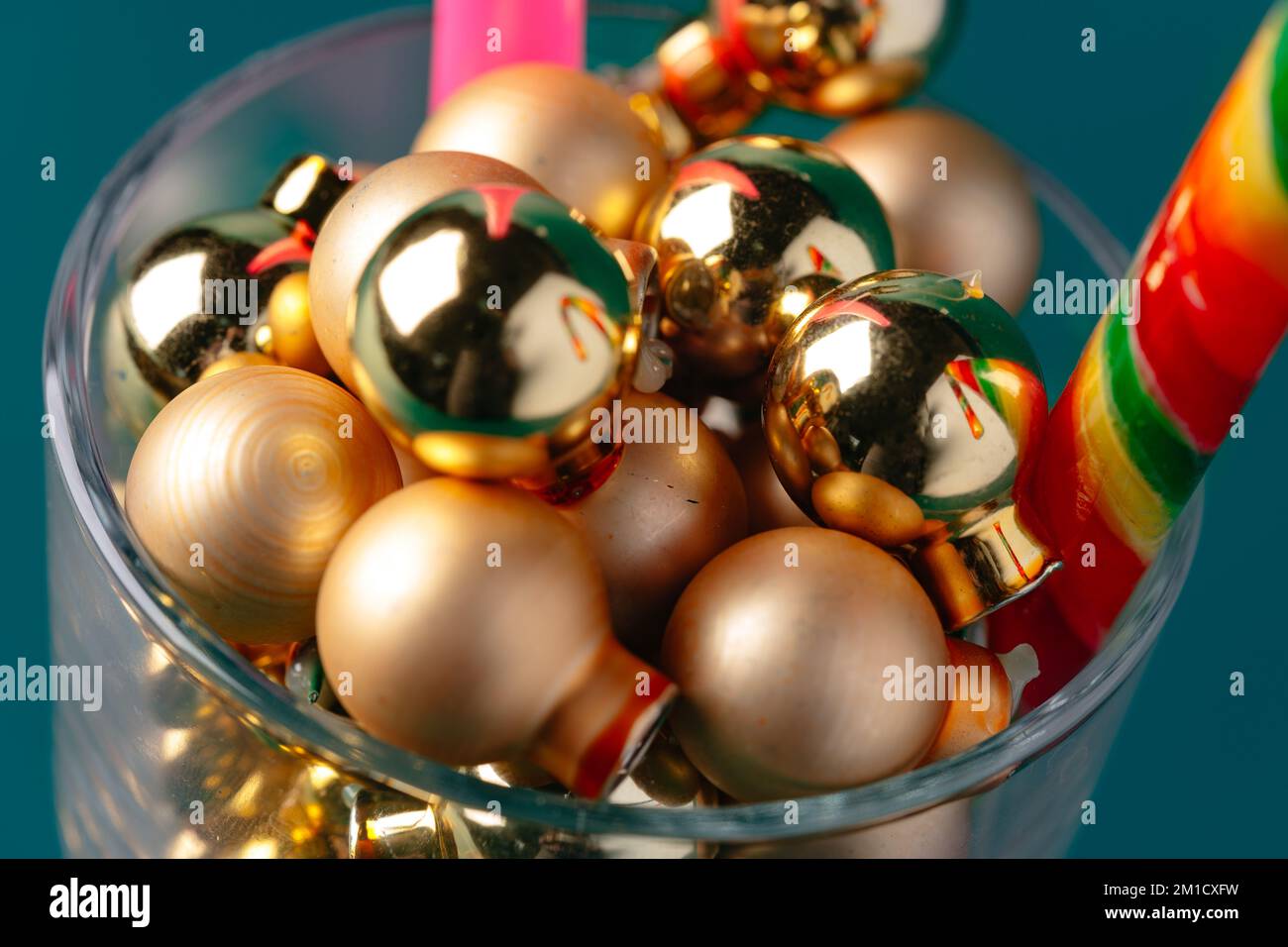 Verre avec décorations de Noël sur fond vert foncé Banque D'Images