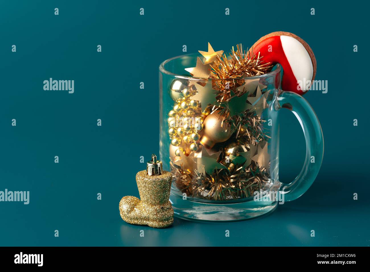 Verre avec décorations de Noël sur fond vert foncé Banque D'Images