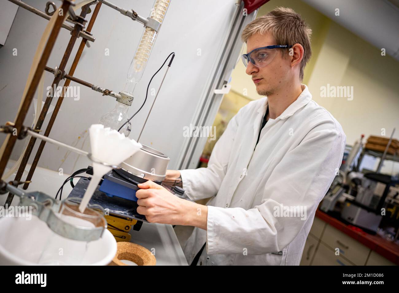 Berlin, Allemagne. 09th novembre 2022. Jan-Ole Rost, technicien en laboratoire chimique stagiaire, travaille sur une solution dans le laboratoire de chimie du campus de Lankwitz. (À dpa-KORR Working Where others study: Training at University) Credit: Fabian Sommer/dpa/Alamy Live News Banque D'Images