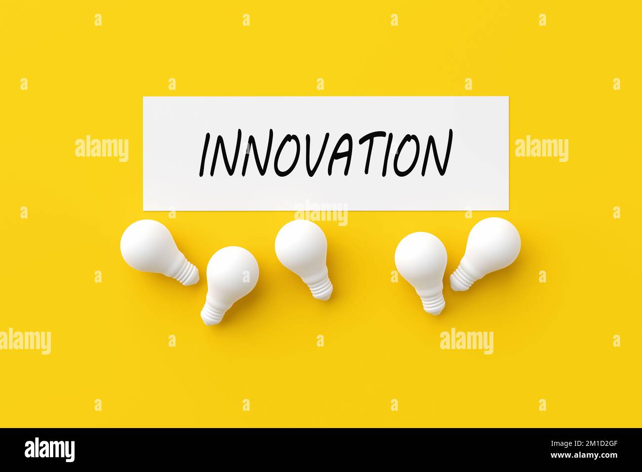 Le mot innovation sur le livre blanc avec des ampoules. Innovation et créativité technologique ou développement dans le concept d'entreprise. 3D rendu. Banque D'Images
