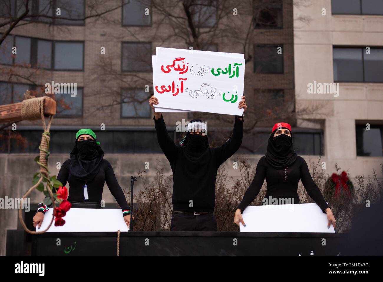Washington, États-Unis. 10th décembre 2022. Les gens affichent des pancartes lors d'un sketch lors d'un rassemblement contre le régime islamique en Iran, l'un des nombreux dans le monde entier à l'occasion de la Journée internationale des droits de l'homme. Les manifestants ont demandé justice à Mohsen Shekari, un homme de 23 ans exécuté par le régime islamique 8 décembre pour avoir bloqué une rue et aurait blessé un soldat lors d'une manifestation. Les manifestations en Iran, qui ont commencé en réponse à la mort de Mahsa Amini, se sont transformées en un mouvement contre le régime, et les manifestants continuent à exiger un Iran laïque et démocratique. Crédit : SOPA Images Limited/Alamy Live News Banque D'Images