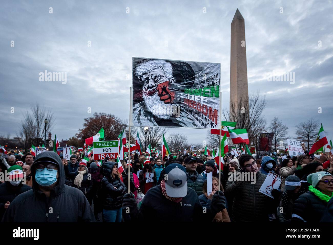 Washington, États-Unis. 10th décembre 2022. Les gens participent à une marche contre le régime islamique en Iran à l'occasion de la Journée internationale des droits de l'homme. Les manifestants ont demandé justice à Mohsen Shekari, un homme de 23 ans exécuté par le régime islamique 8 décembre pour avoir bloqué une rue et aurait blessé un soldat lors d'une manifestation. Les manifestations en Iran, qui ont commencé en réponse à la mort de Mahsa Amini, se sont transformées en un mouvement contre le régime, et les manifestants continuent à exiger un Iran laïque et démocratique. Crédit : SOPA Images Limited/Alamy Live News Banque D'Images