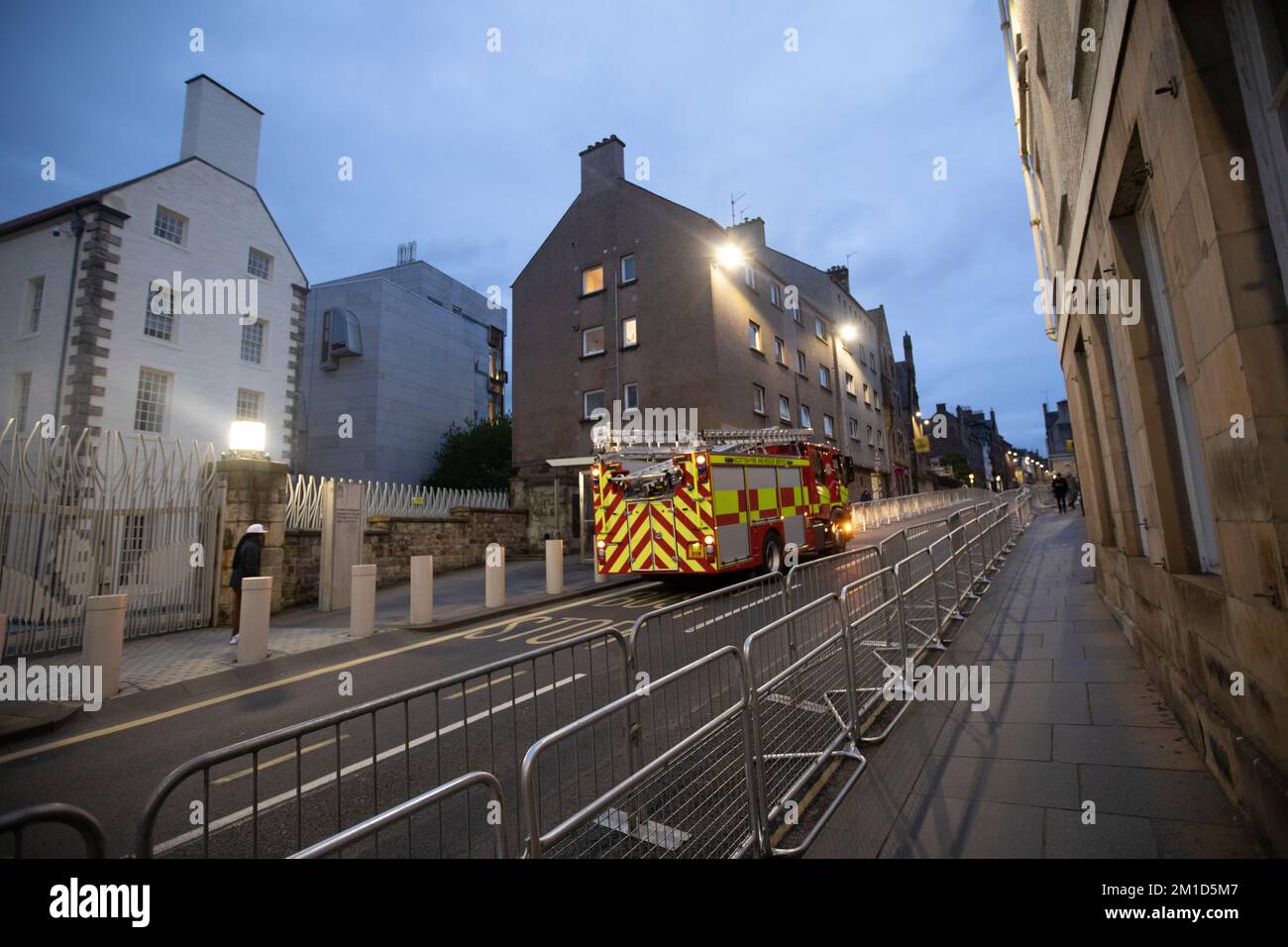 Les membres du Conseil préparent une clôture dans le Royal Mile avant la procession de la reine Elizabeth à Édimbourg. Pako Mera/Alay Live News. Banque D'Images