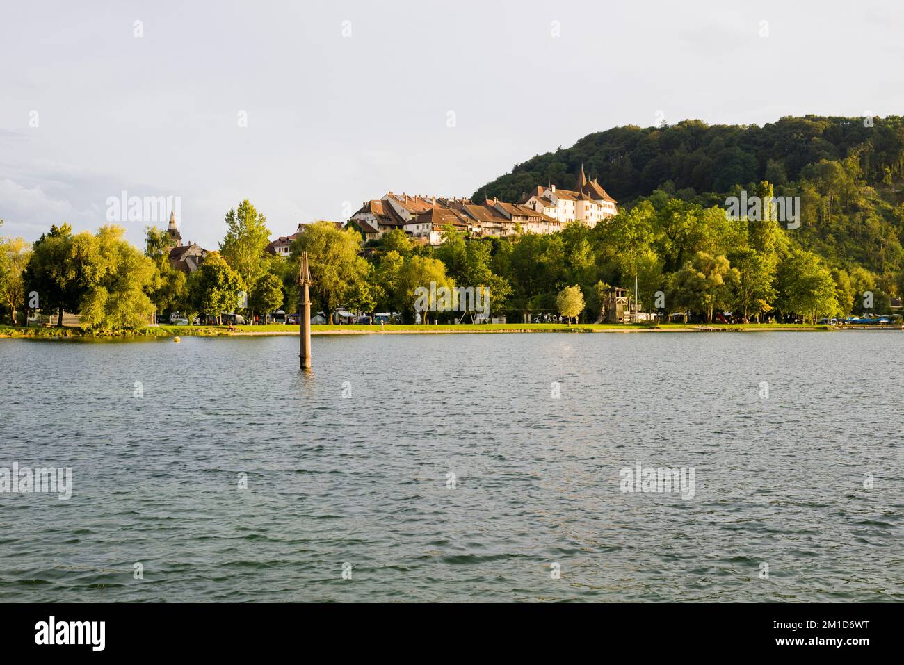 Le château d''Erlach est situé sur une colline et entouré de vignobles, donnant sur le lac de Bienne Banque D'Images