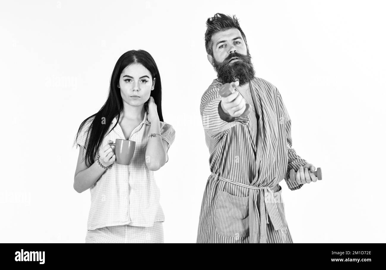 Concept de mode de vie alternatif. Couple, famille offre une source d'énergie alternative. Couple amoureux en pyjama, peignoir isolé sur fond blanc Banque D'Images