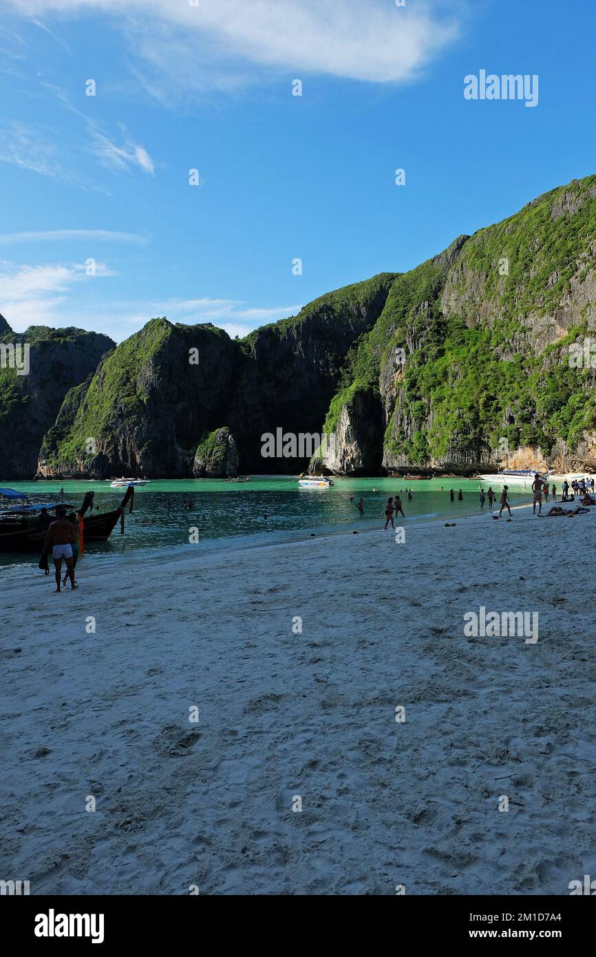 Paysage naturel de la falaise de montagne verte et mer d'océan clair cristal à l'île de Phi Phi - Krabi, Thaïlande Banque D'Images