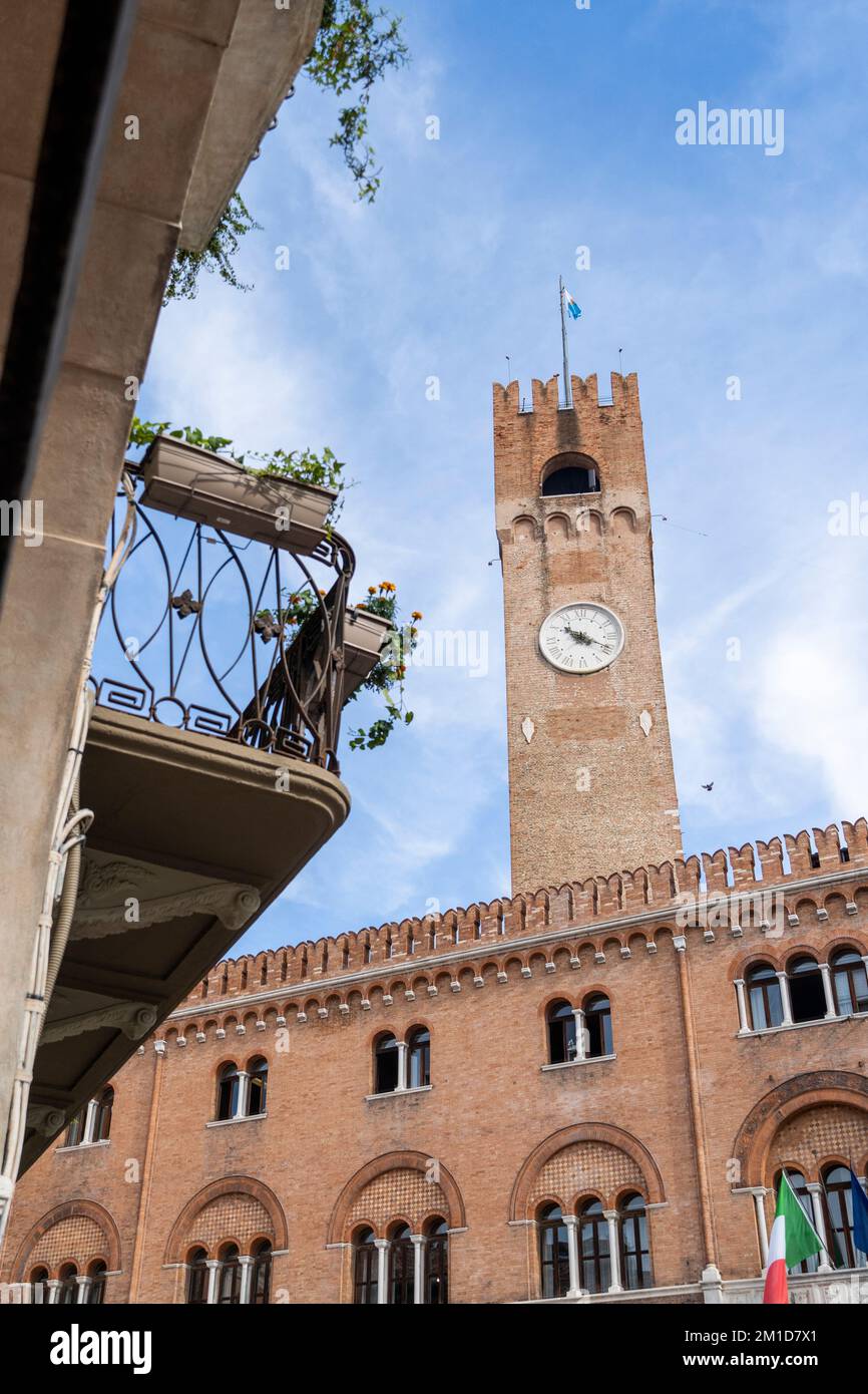 Tour d'observation dans le centre-ville de Trévise, Italie. Belle Piazza dei Signori est le Palazzo dei Trecento. Banque D'Images