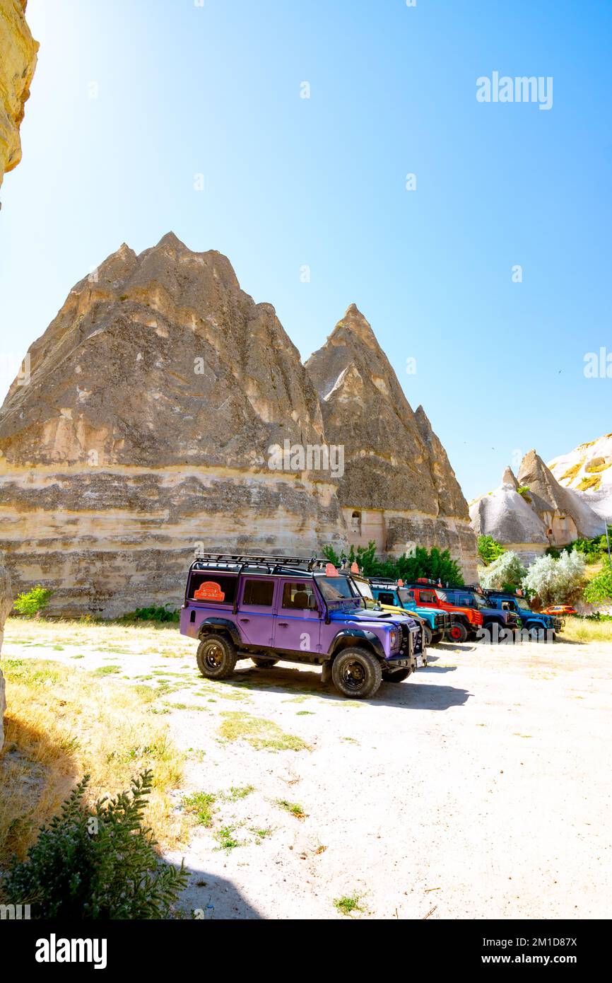 Cappadoce SUV voitures safari près des cheminées de fées à Göreme. Voyage à Cappadoce photo de fond. Nevsehir Turkiye - 6.29.2021 Banque D'Images