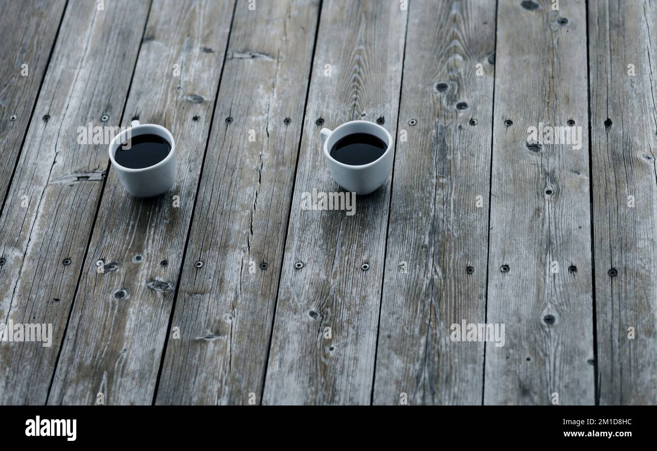 deux tasses de café sur un parquet Banque D'Images