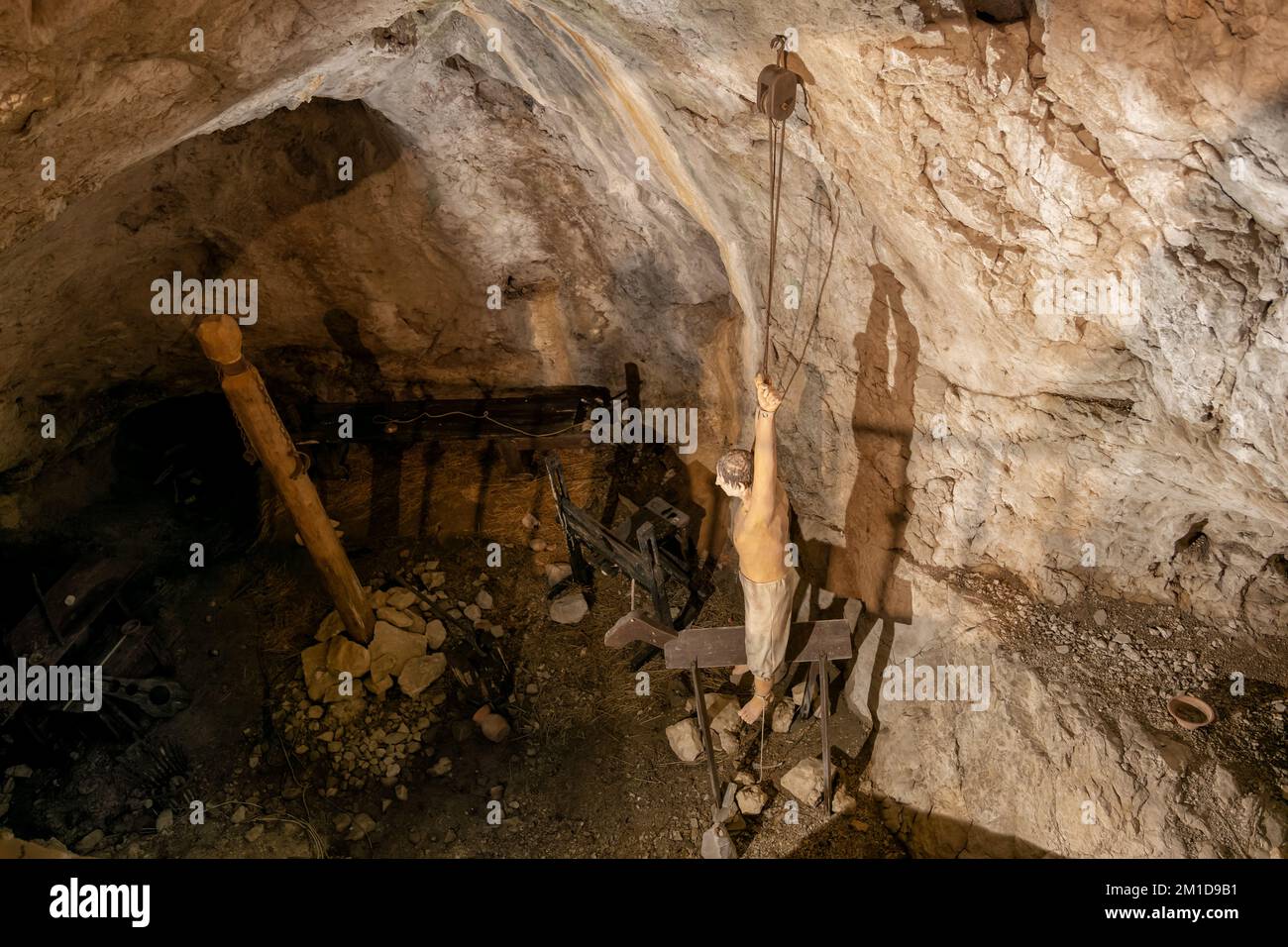 Homme cire prisonnier figure dans la chambre de torture, donjon grotte dans le château de Predjama, Slovénie. Banque D'Images