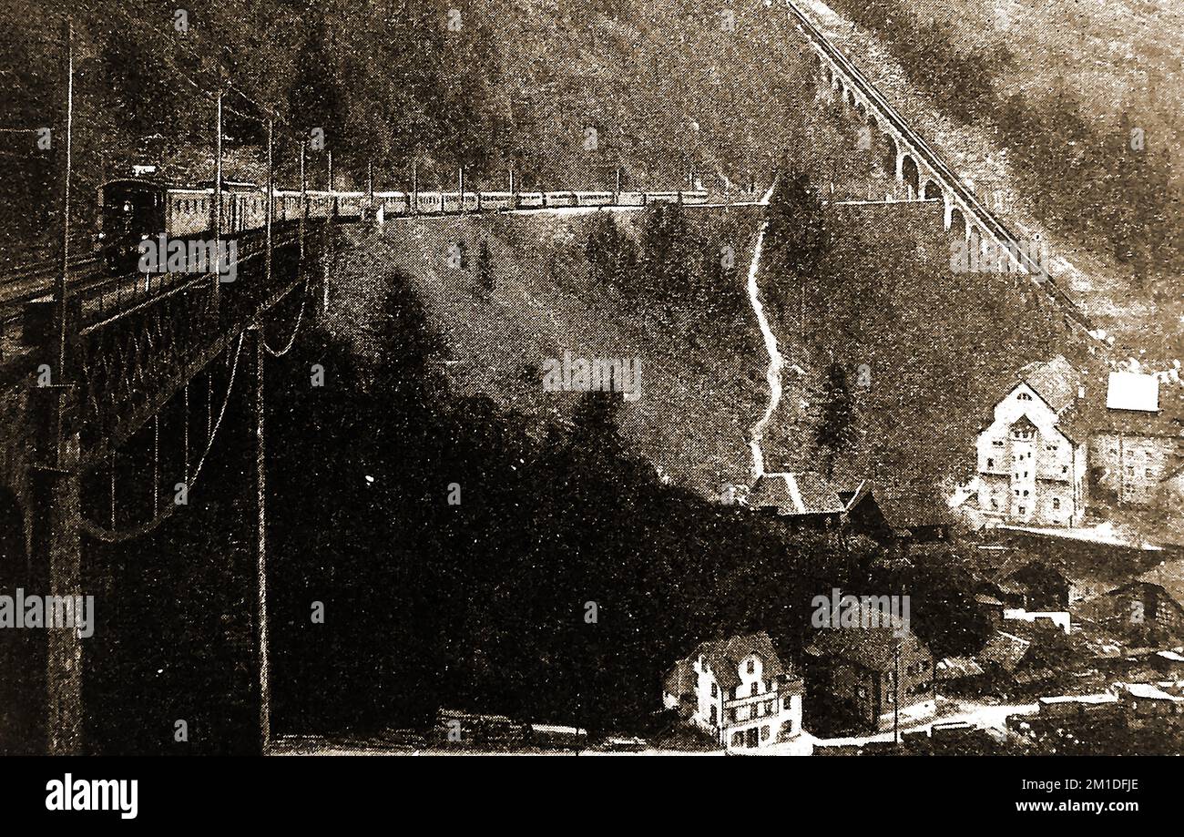 Photos des chemins de fer en Suisse -1930 - Un .Swiss Flyer dans les Alpes. ---- les chemins de fer en Suisse -1930 photo - A ' Swiss Flyer' dans les Alpes. --------- Eisenbahnen in der Schweiz -1930 Foto - A .' Swiss Flyer' dans den Alpen. ------------ Ferrovie à Svizzera -1930 foto - A .' Swiss Flyer' nelle Alpi. Banque D'Images