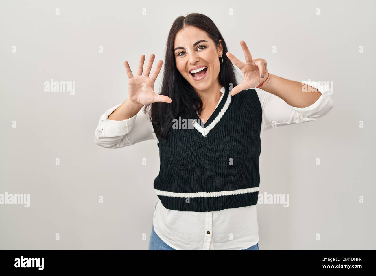 Jeune Femme Hispanique Tenant Une Fronde Souriant Joyeux Montrant Le Numéro  Cinq Avec Les Doigts.