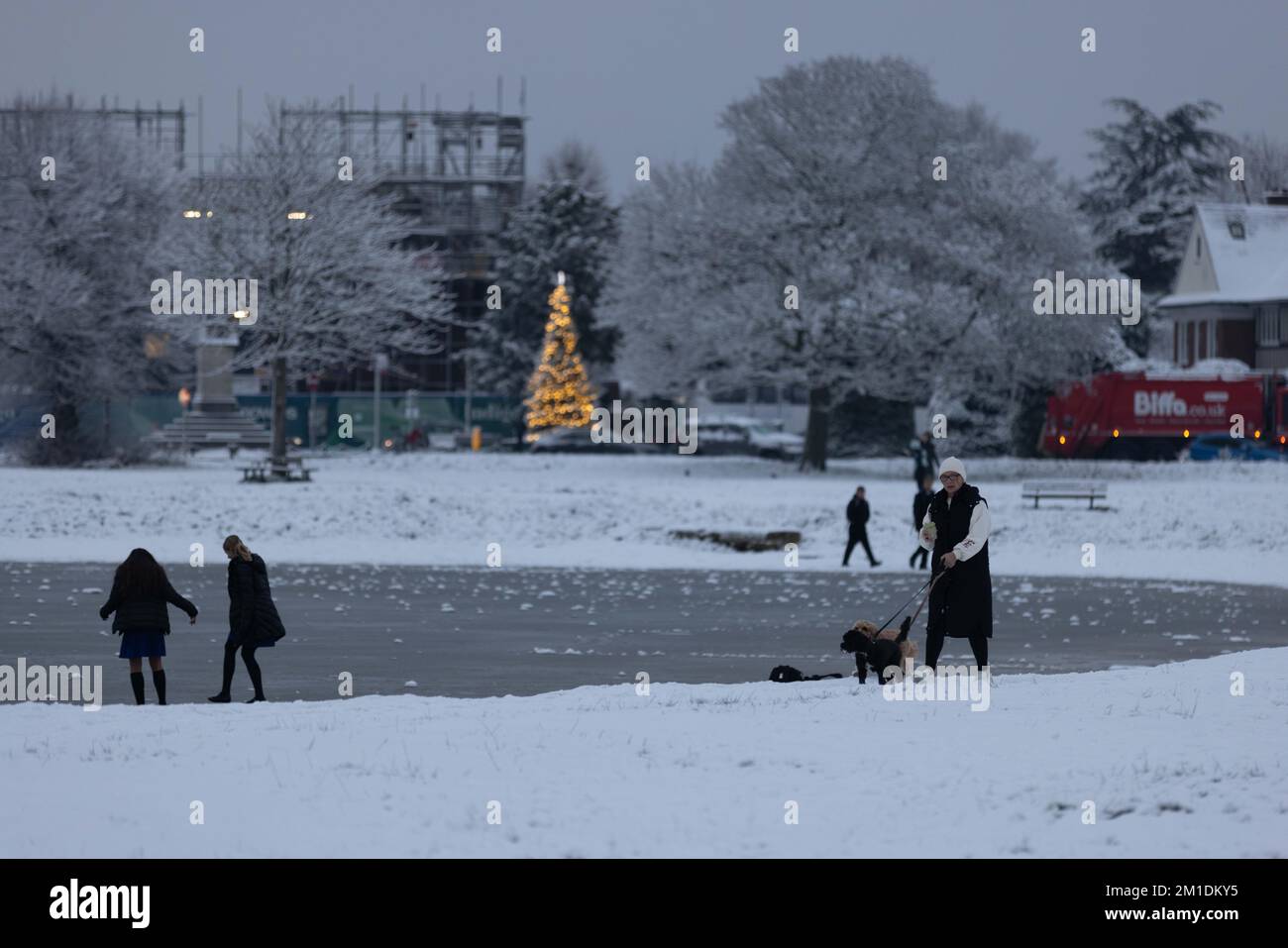 Wimbledon Common, Londres, Royaume-Uni. 12th décembre 2022. Des scènes de neige pittoresques sur Wimbledon Common As London sont baignées de neige jusqu'à 6 pouces. 12th décembre 2022 crédit: Clickpics/Alamy Live News Banque D'Images