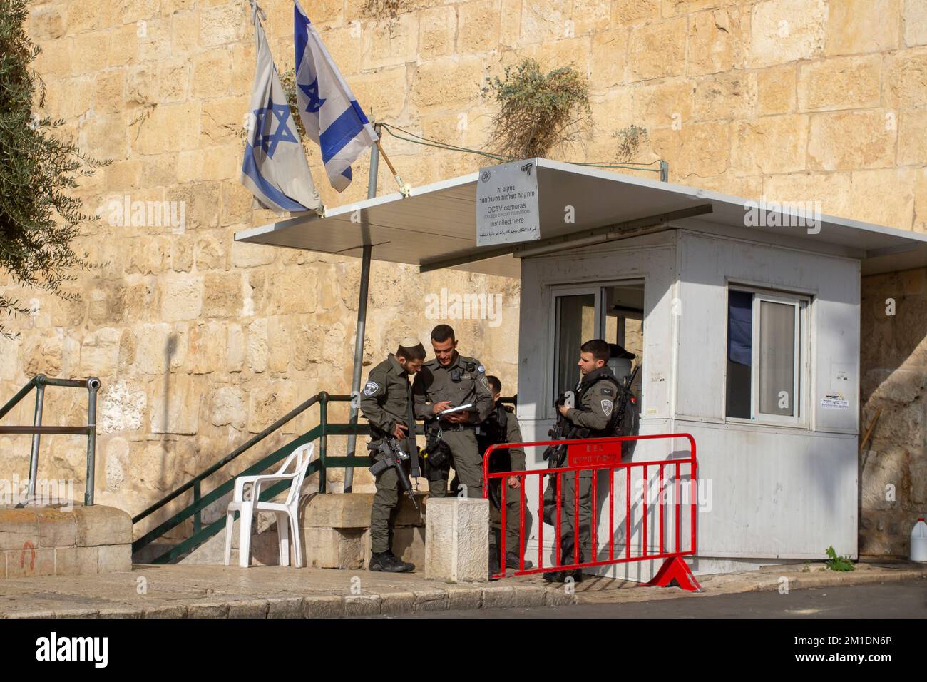 10 nov 2022 jeunes soldats lourdement armés en garde contre la menace terroriste à la porte de Jaffa dans la ville fortifiée de Jérusalem Israël Banque D'Images