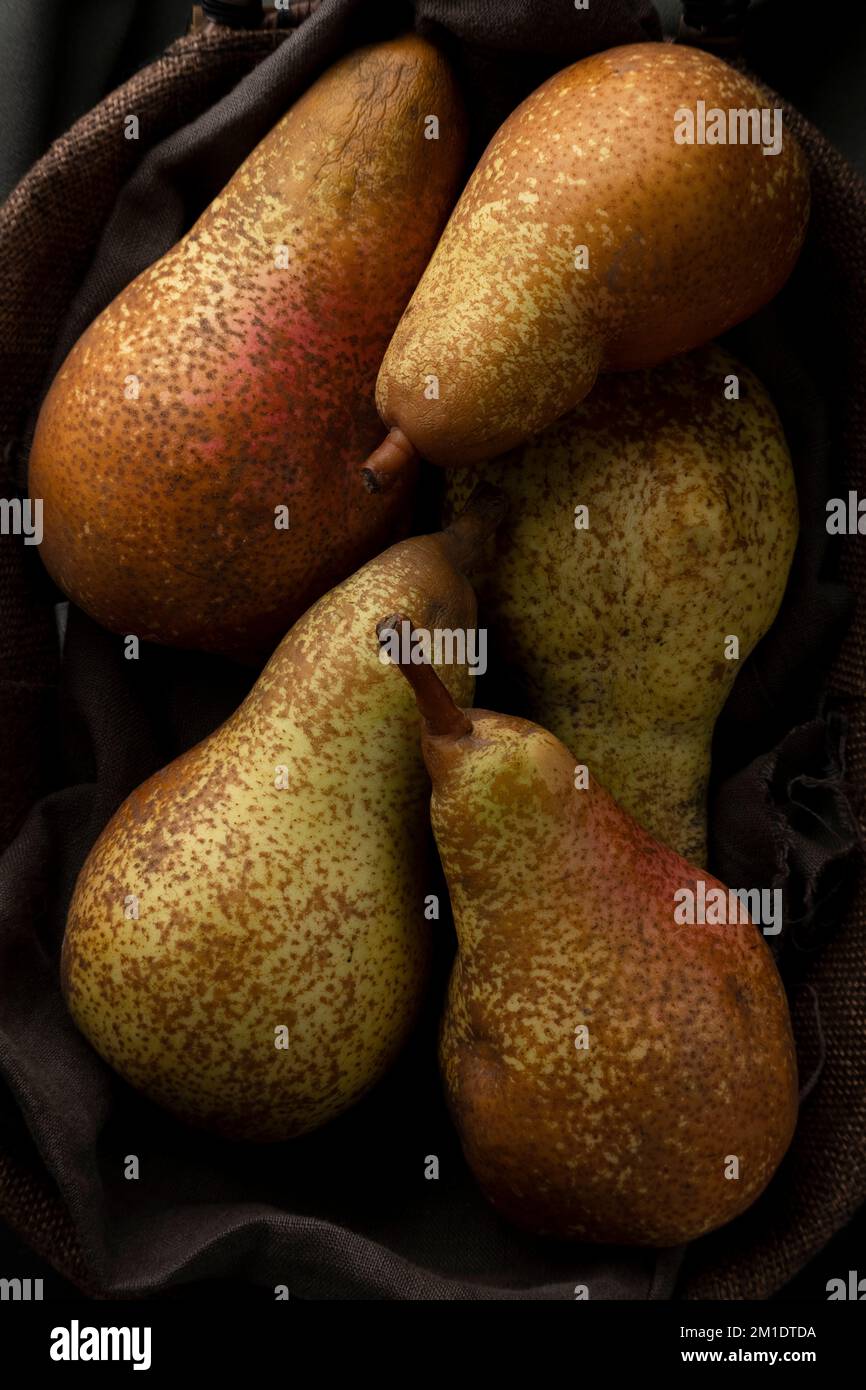 Gros plan de poires d'automne, dessert sain brut, production agricole Banque D'Images