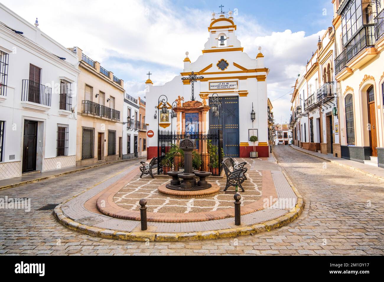 Charmante place andalouse avec église dans la petite ville, Bullullos par del Condado, Andalousie, Espagne, Europe Banque D'Images