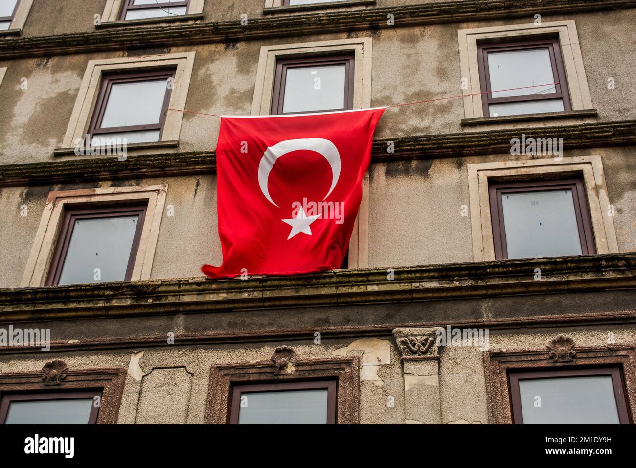 Drapeau national turc accroché dans la rue en plein air Banque D'Images