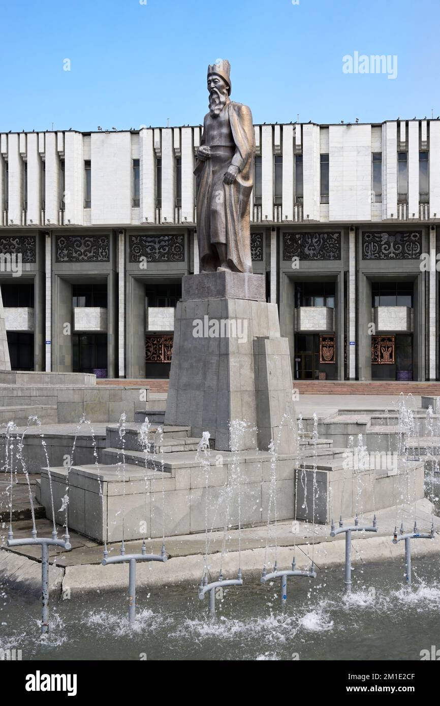 Kirghiz National Philharmonic House and Fountain, statues évocatrices du poème épique Manas, Bichkek, Kirghizistan Banque D'Images