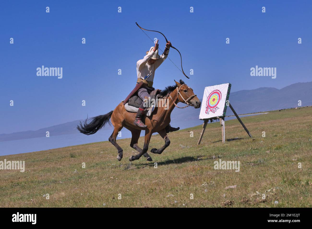 Le nomade kirghize a tiré des flèches sur une cible pendant le galop, lac Song kol, région de Naryn, Kirghizistan Banque D'Images