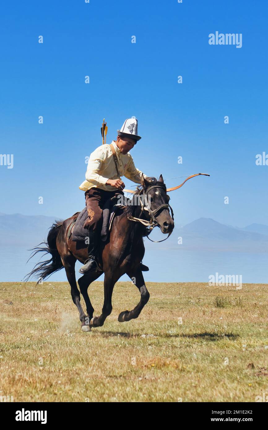 Le nomade kirghize a tiré des flèches sur une cible pendant le galop, lac Song kol, région de Naryn, Kirghizistan Banque D'Images