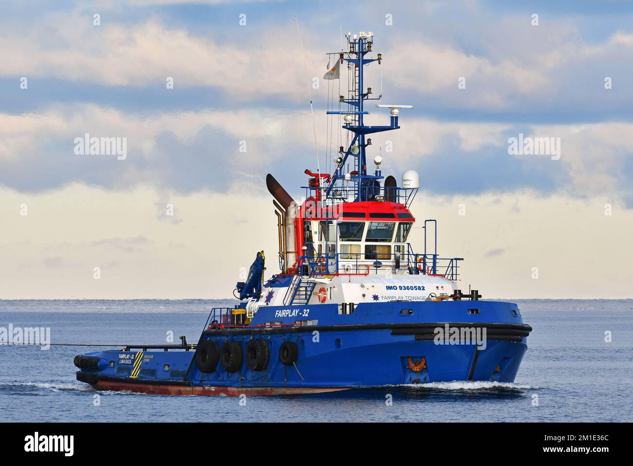 Bateau de plaisance FAIRPLAY-32 au fjord de Kiel Banque D'Images