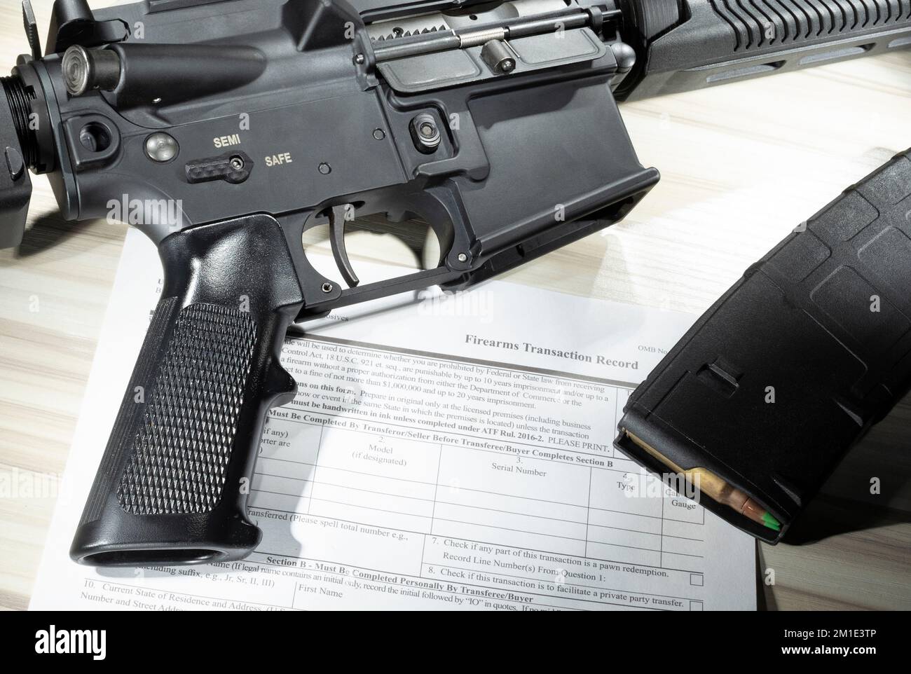 NIC formulaire de vérification des antécédents dans le domaine public avec un fusil d'assaut et un magazine Banque D'Images