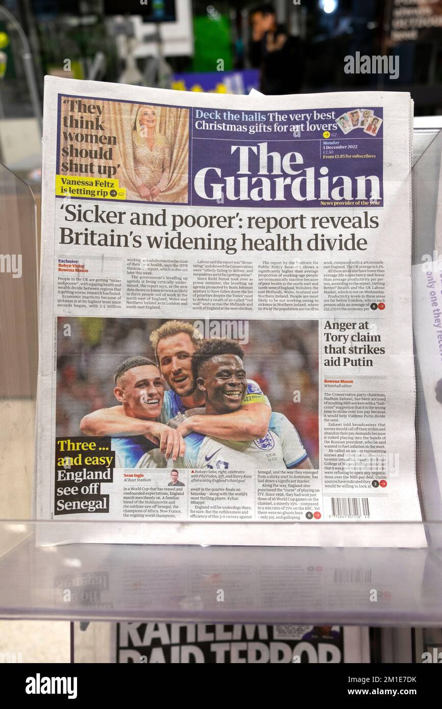'Plus malade et plus pauvre' : un rapport révèle l'élargissement de la fracture sanitaire en Grande-Bretagne' journal Guardian en gros titre article sur la pauvreté 5 décembre 2022 Londres Royaume-Uni Banque D'Images