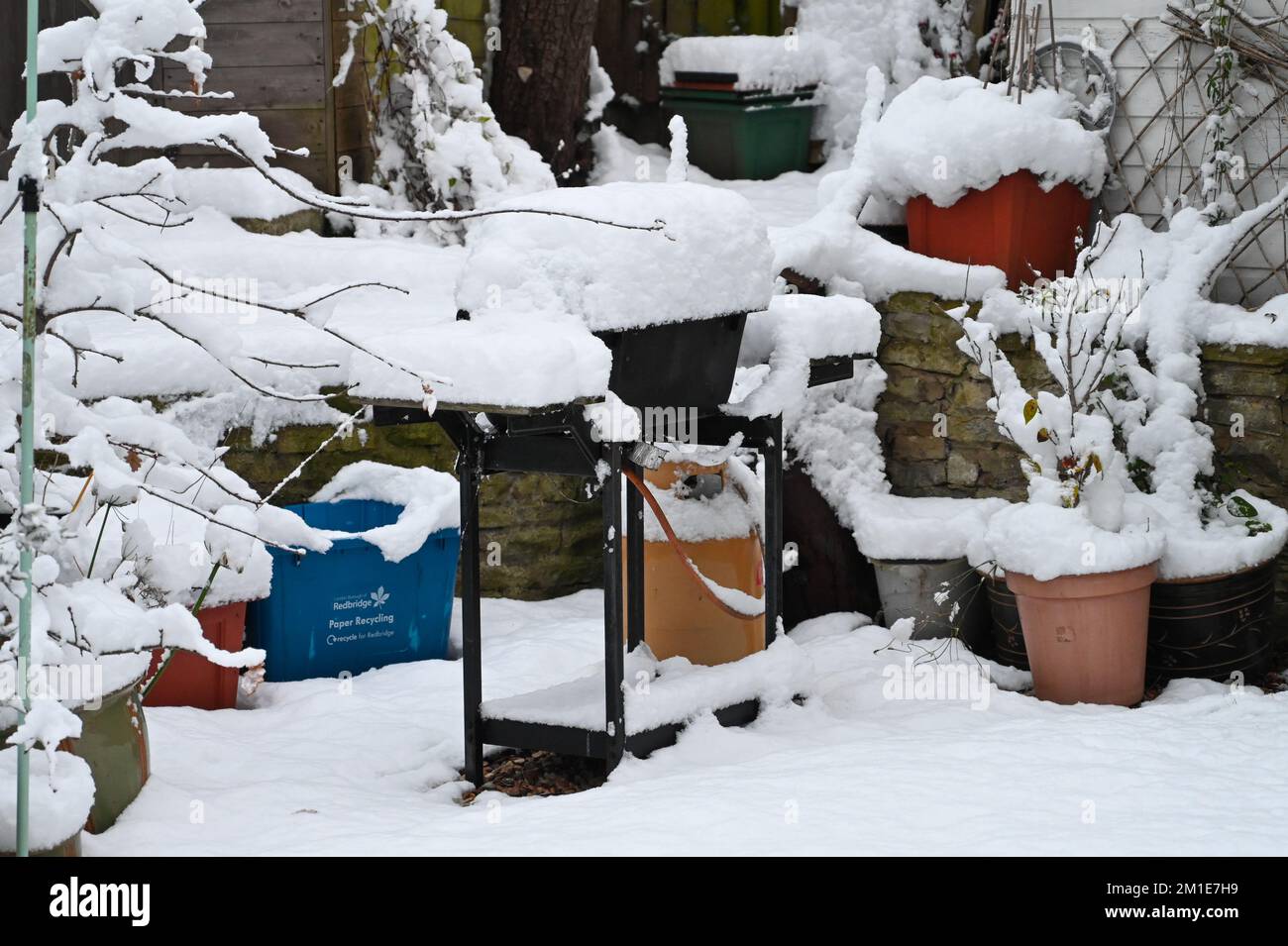 Barbecue couvert de neige, barbecue, dans un jardin couvert de neige de banlieue Banque D'Images