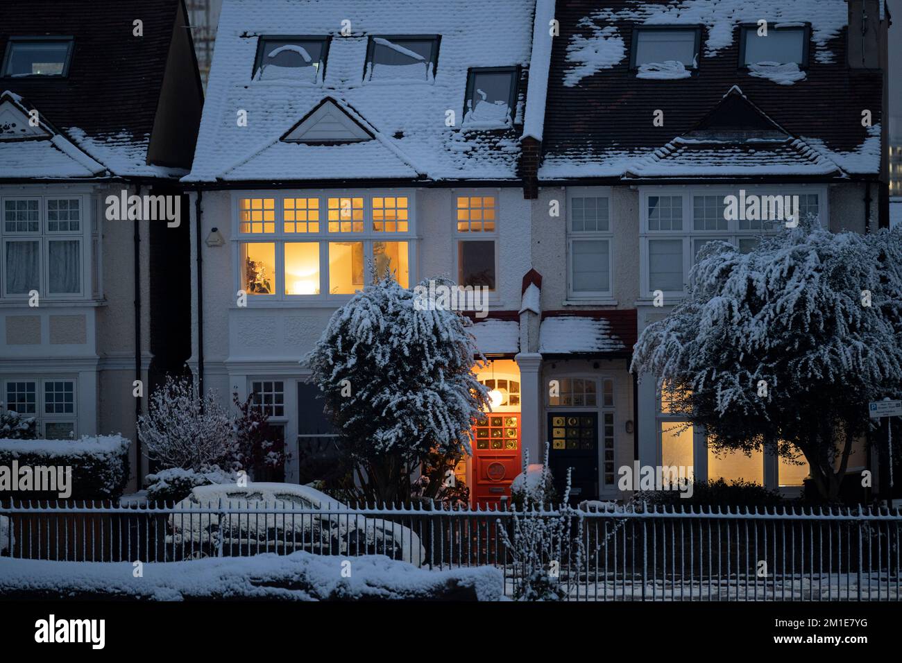 Propriétés résidentielles après de basses températures et des chutes de neige de nuit sur les maisons du sud de Londres sur Ruskin Park en SE24, le 12th décembre 2022, à Londres, Angleterre. Banque D'Images