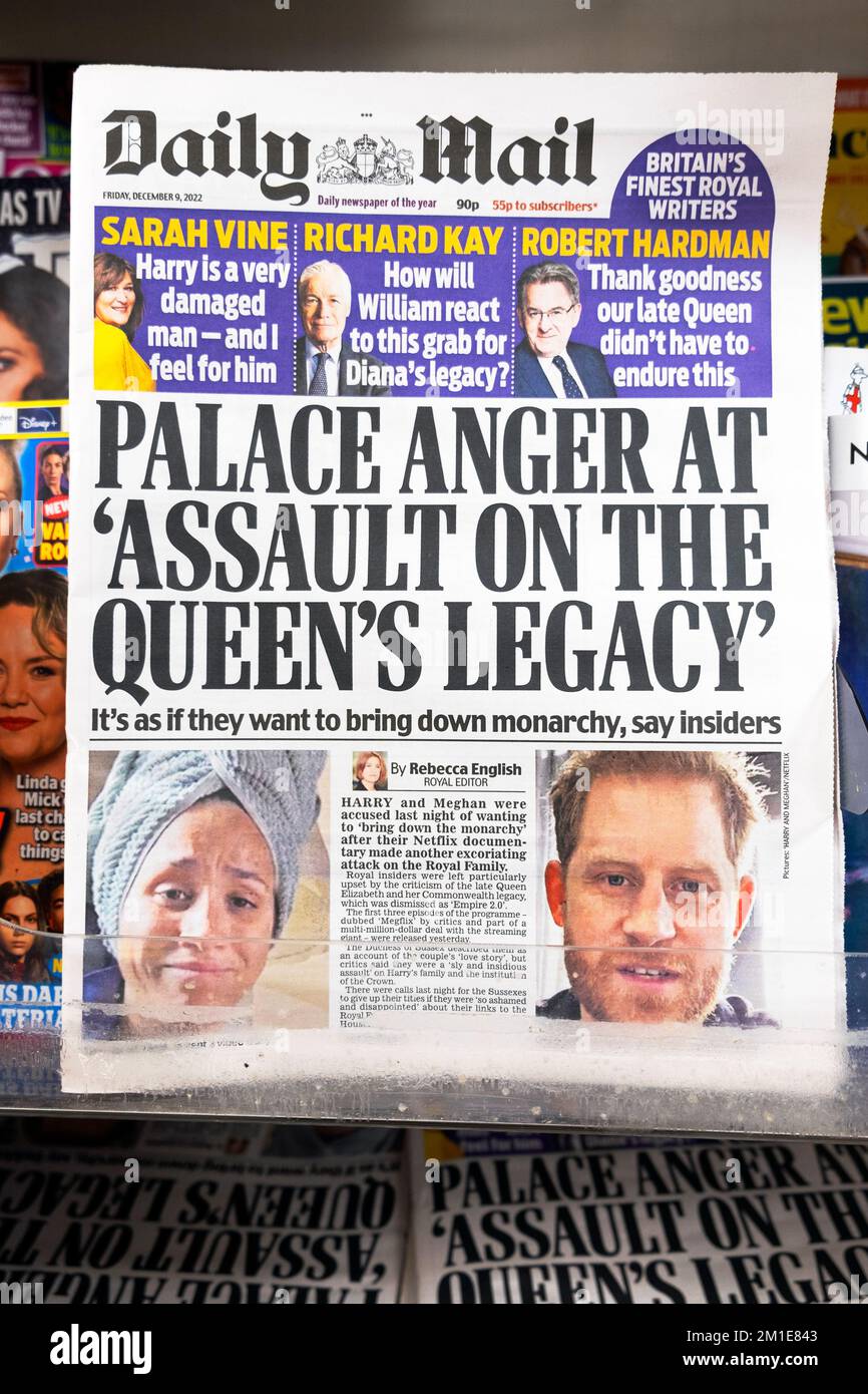 "La colère du palais à l'assaut de l'héritage de la Reine" Daily Mail titre du journal Reine, Harry et Meghan Netflix page couverture 9 décembre 2022 Londres Royaume-Uni Banque D'Images