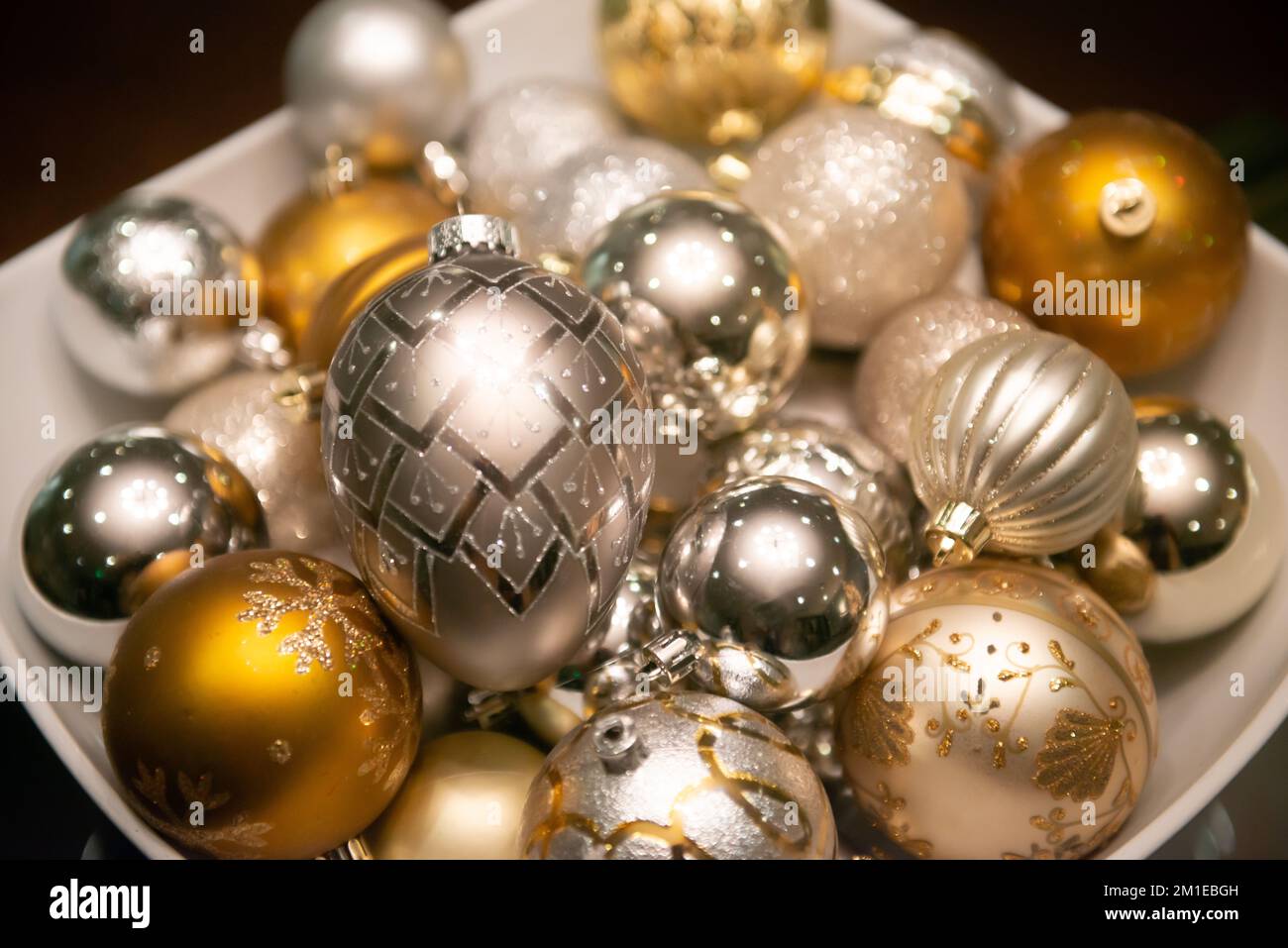 Gros plan de boules de Noël argentées et dorées dans un bol Banque D'Images