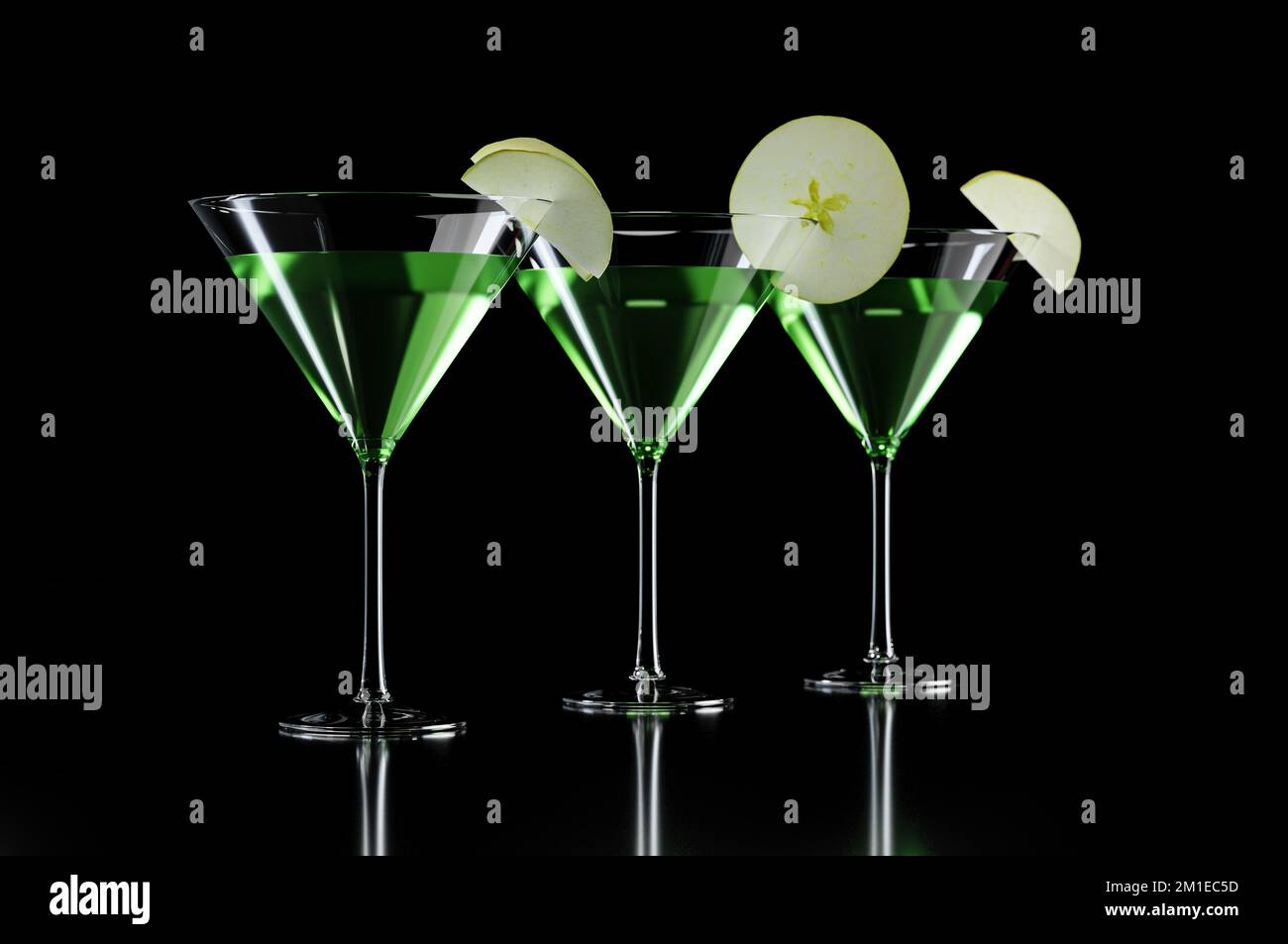 Cocktails aux pommes dans des verres de martini sur fond noir. Banque D'Images