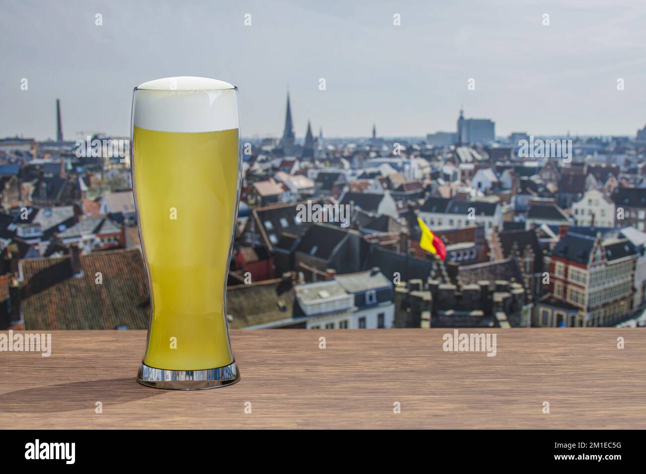 Verre de bière belge avec vue sur le centre-ville de Bruxelles pendant la journée ensoleillée Banque D'Images