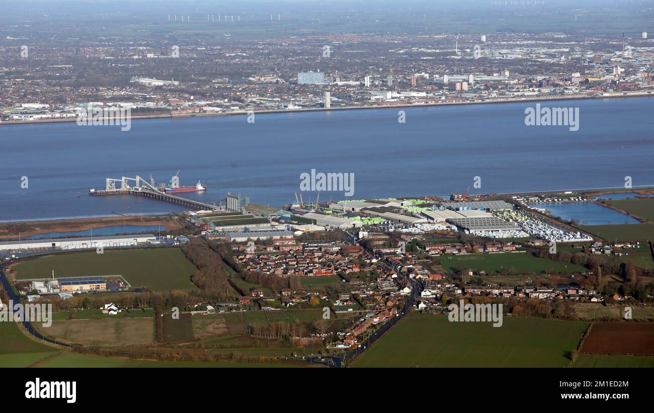 Vue aérienne du village de New Holland près de Barrow-upon-Humber, North Lincolnshire regardant vers le nord en traversant l'estuaire de Humber vers Hessle Banque D'Images