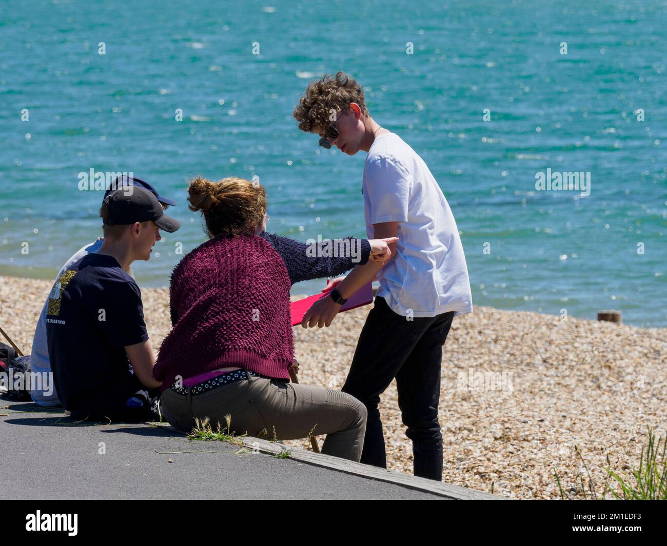 Étudiants en voyage sur le terrain à la plage, Lee-on-the-Solent, Hampshire, Royaume-Uni Banque D'Images