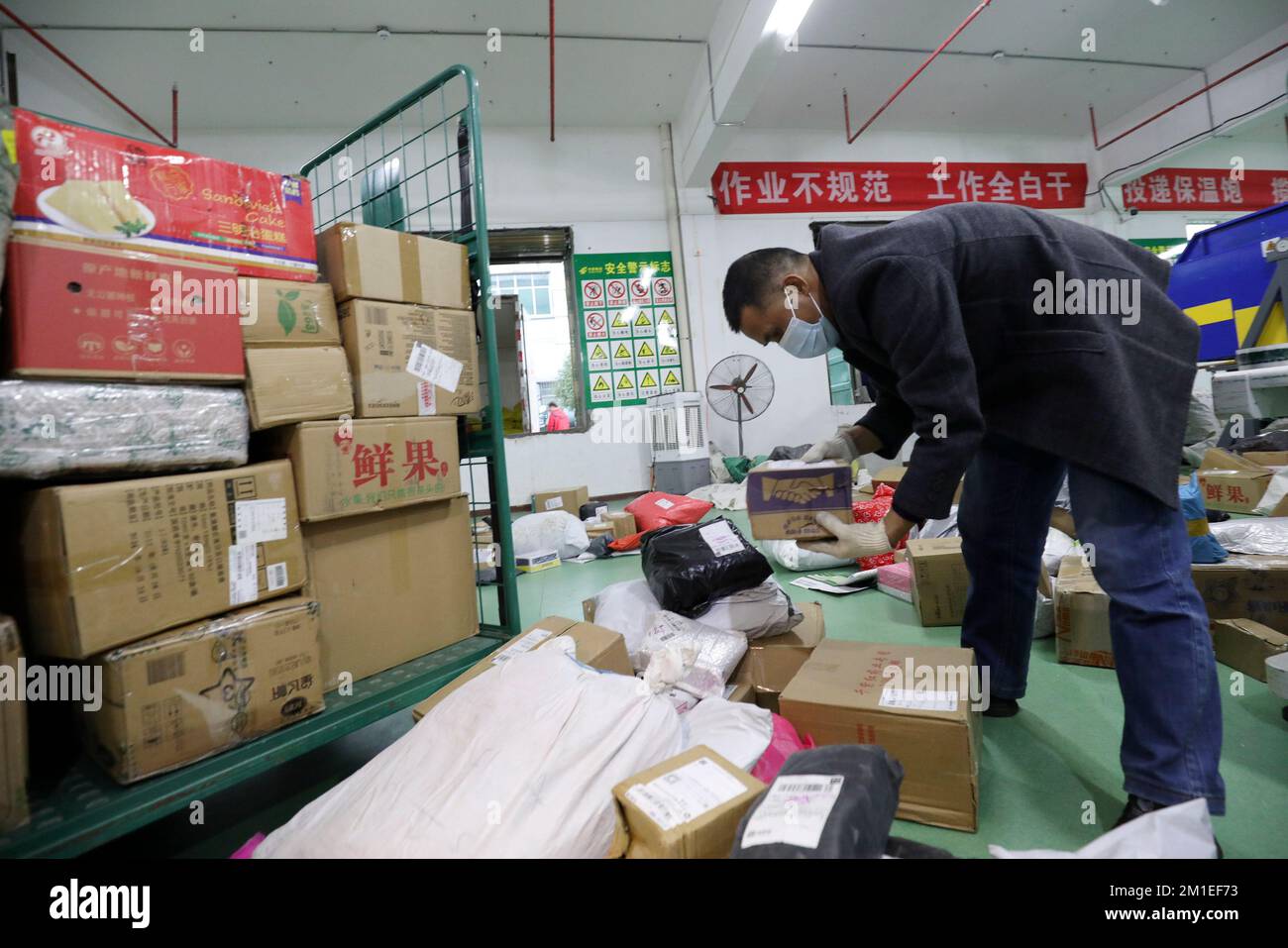 CHENZHOU, CHINE 12 DÉCEMBRE 2022 les membres du personnel trient les colis express au centre