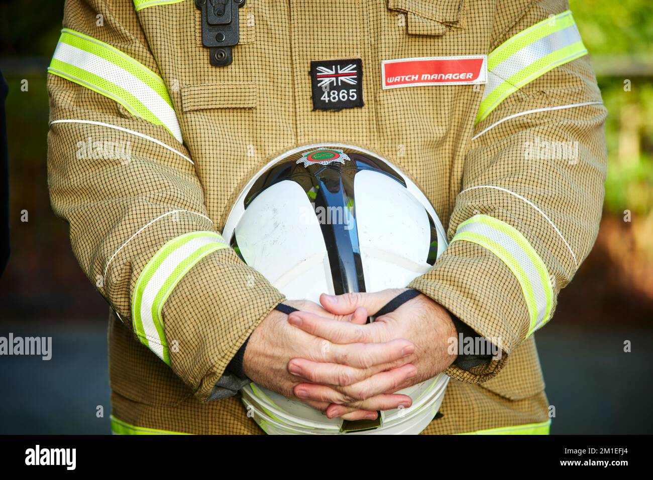 Pompier montrant du respect en tenant son casque Banque D'Images