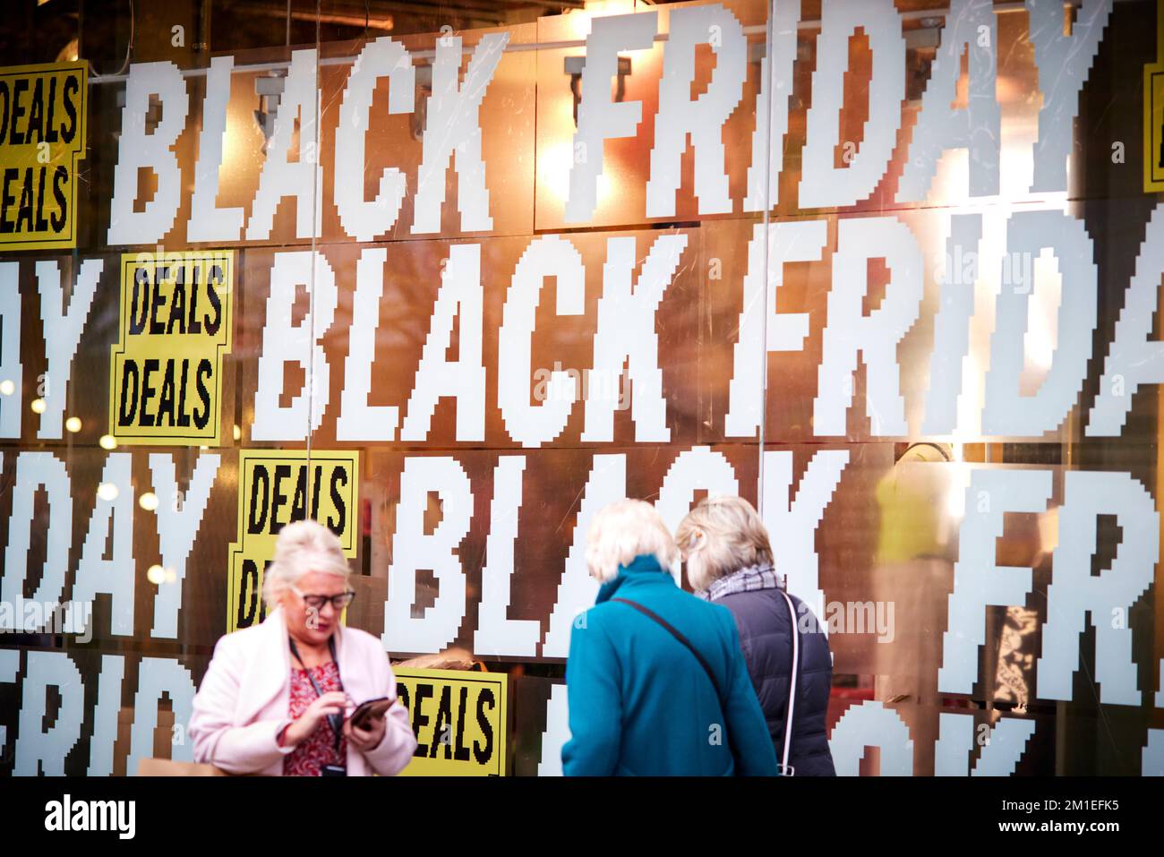 Centre-ville de Manchester Market Street signes du Black Friday dans la fenêtre du magasin Banque D'Images