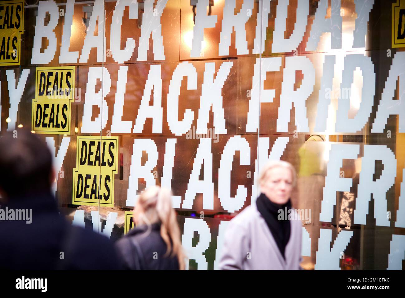 Centre-ville de Manchester Market Street signes du Black Friday dans la fenêtre du magasin Banque D'Images