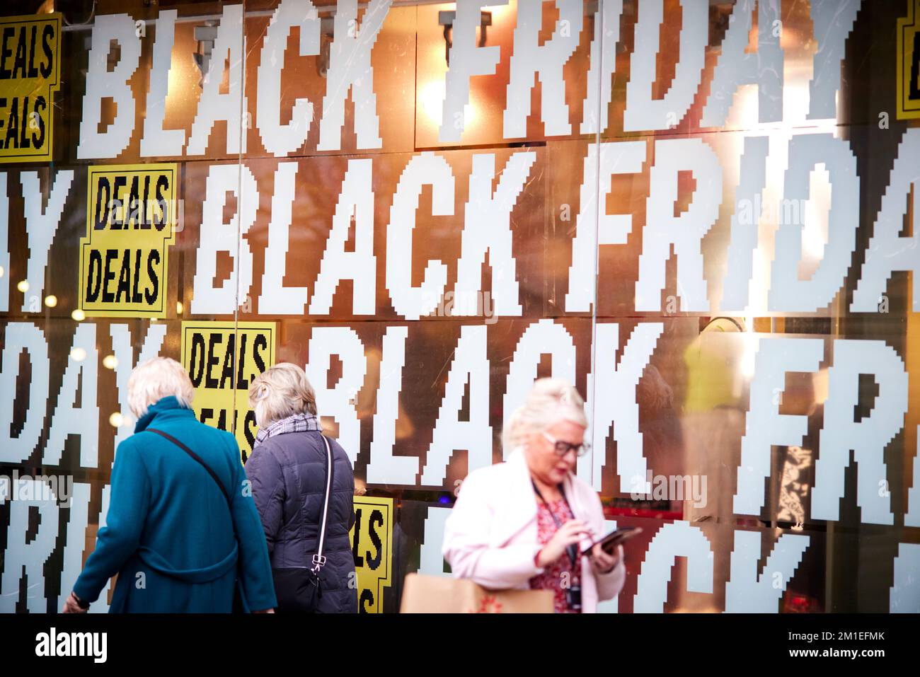 Centre-ville de Manchester Market Street signes du Black Friday dans la fenêtre du magasin Banque D'Images