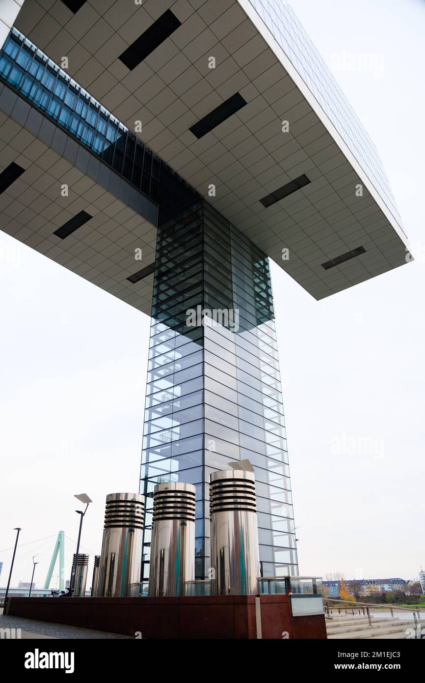 Kranhaus Sud, l'un des trois immeubles de bureaux Kranhauser dans le quartier rheinauhafen de Cologne en Allemagne. Banque D'Images