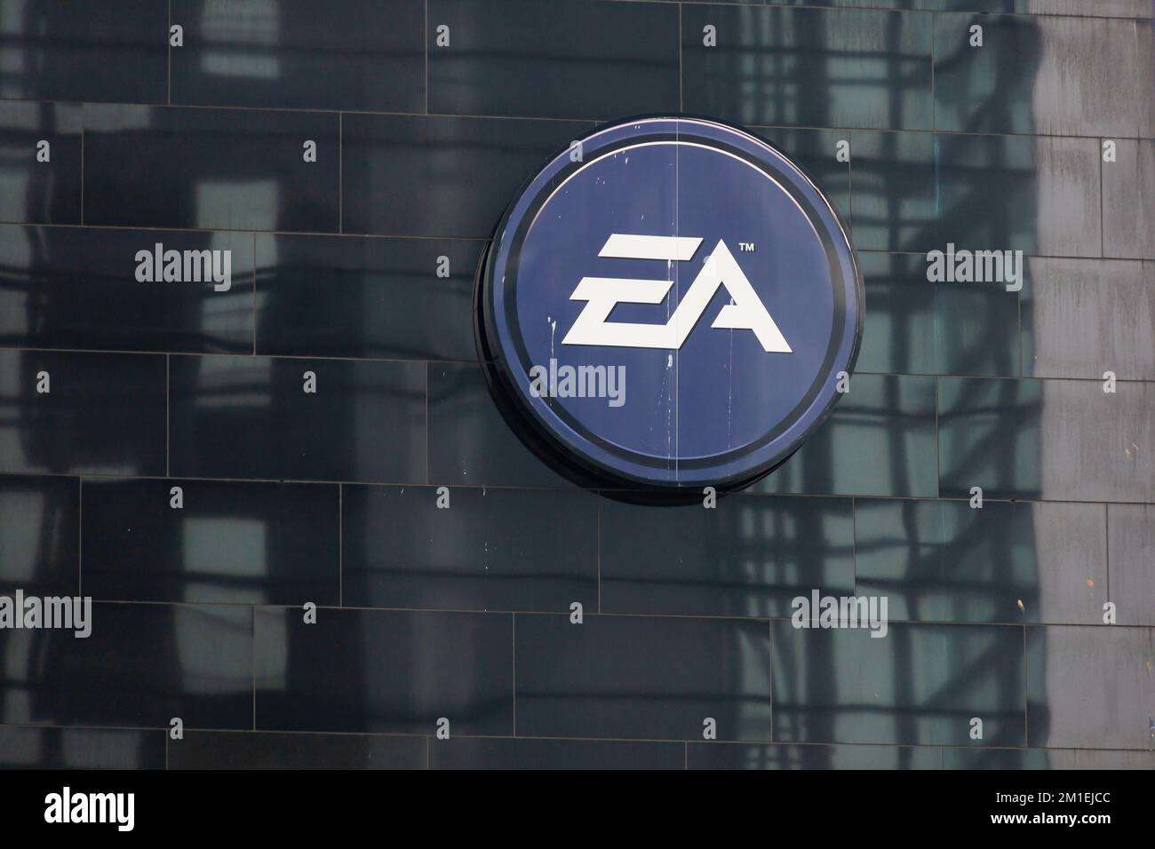 Electronic Arts EA logo, Kranhaus Sud, l'un des trois immeubles de bureaux Kranhauser dans le quartier rheinauhafen de Cologne, Allemagne. Banque D'Images