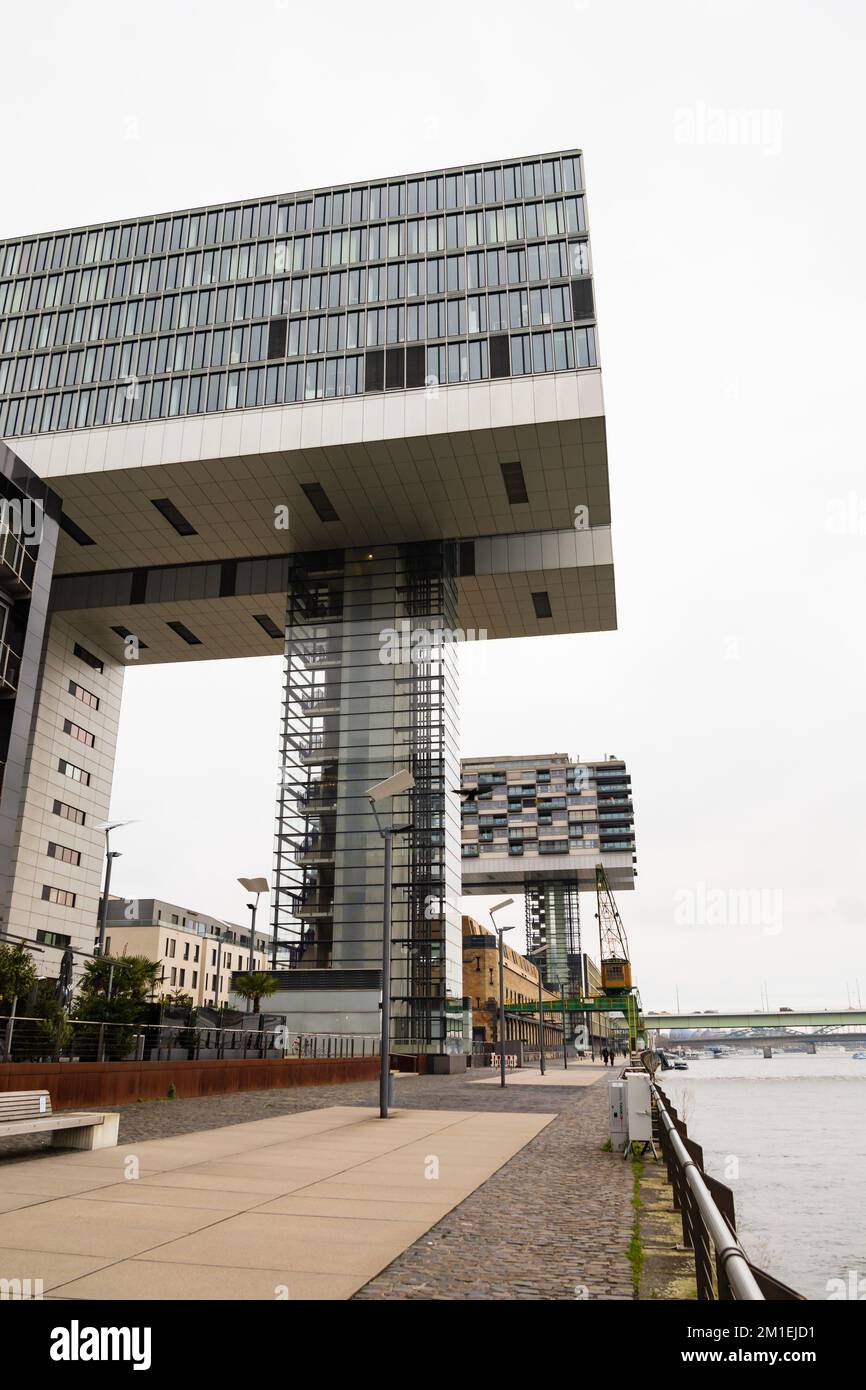Kranhaus Sud, l'un des trois immeubles de bureaux Kranhauser dans le quartier rheinauhafen de Cologne en Allemagne. Banque D'Images