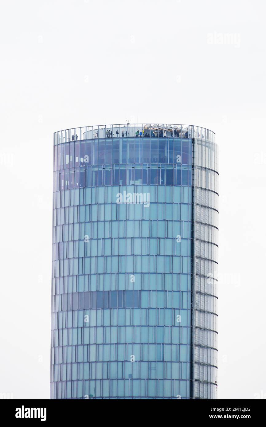 Koln Triangle bâtiment avec des gens sur le toit de l'emplacement de veiwing. Cologne Allemagne Banque D'Images