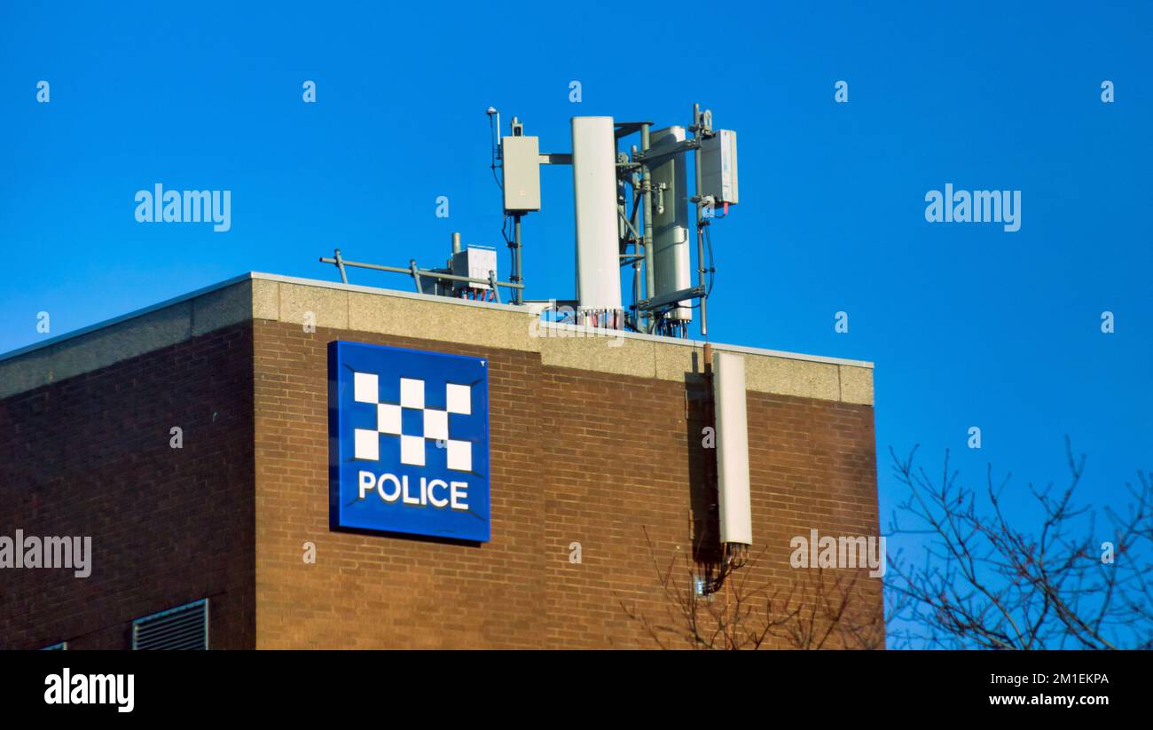 5G antennes au sommet du bâtiment de police écossais Banque D'Images